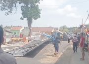 Belasan Warung Semi Permanen di Cijulang Pangandaran Porak-poranda Gegara Helikopter