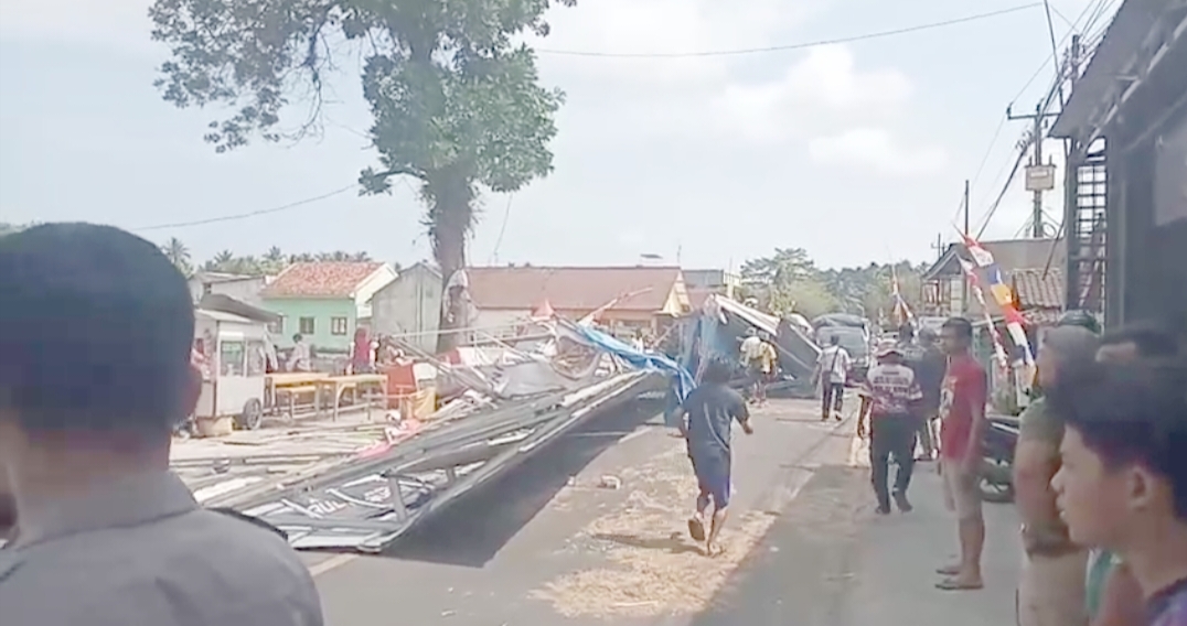 Bangunan warung semi permanen yang porak poranda akibat tiupan angin baling helikopter yang akan take off. Foto:Ist/JM