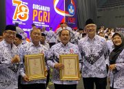 Bupati Pangandaran Raih Penghargaan Dwija Praja Nugraha di HUT PGRI Ke-78