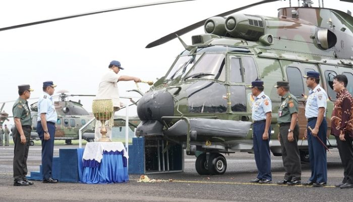 Menhan Prabowo Serahkan Delapan Unit Helikopter H225M dan Resmikan Full Flight Simulator H225M