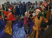 Warga Kelurahan Hegarsari Bikin Kejutan Natal di Gereja Katolik St Filipus