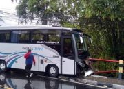 Bus Pariwisata Tri Jaya Trans Ringsek Tabrak Pembatas Jembatan di Ciamis