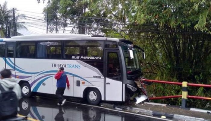 Bus Pariwisata Tri Jaya Trans Ringsek Tabrak Pembatas Jembatan di Ciamis