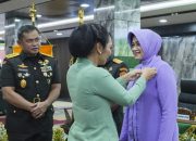 Evi Agus Subiyanto Serahkan Jabatan Ketum Persit Kartika Chandra Kirana