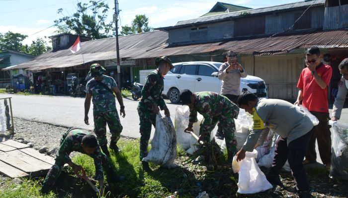 Peduli Lingkungan, Anggota Kodim 1710/Mimika Gelar Karya Bakti di Pasar Jiliale