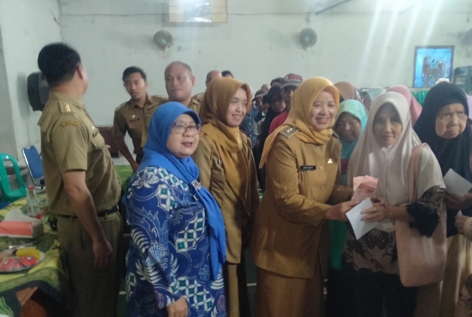 Pj. WaliKota Banjar Monitoring Penyaluran Bansos Lansia dan Disabilitas di Mekarsari