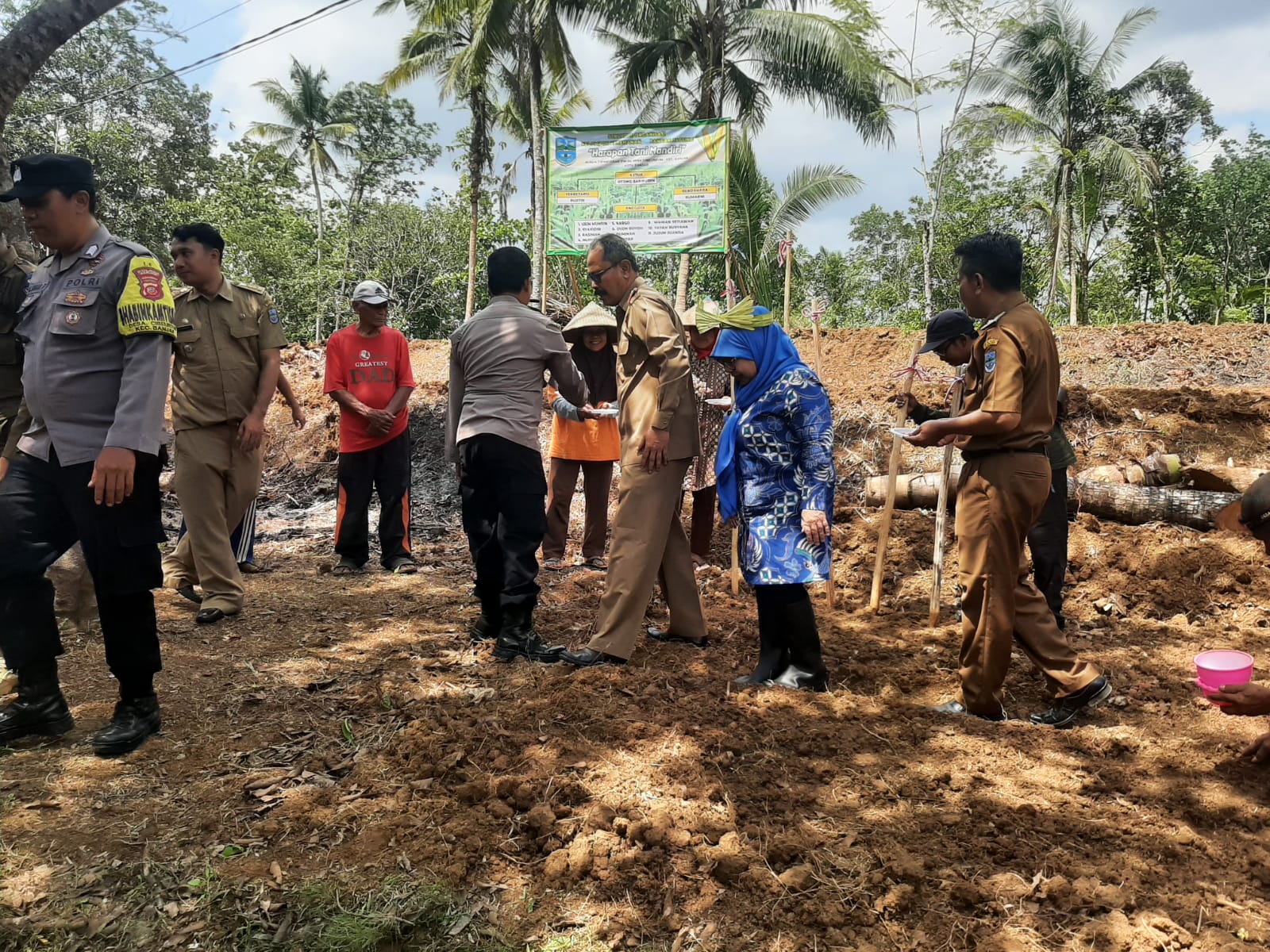 Pj. WaliKota Banjar Tanam Perdana Jagung Hibrida Bisi 2, Beri Bantuan Kursi Roda untuk Warga Desa Cibeureum