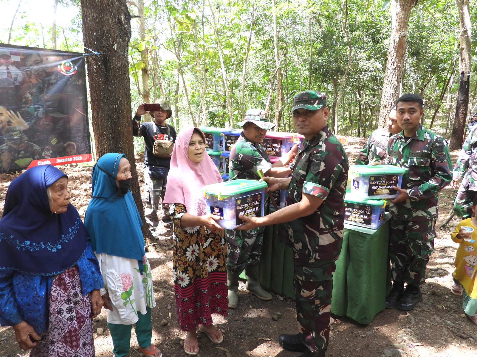 Hari Juang TNI AD, Kodim 0613/Ciamis Bagi Sembako dan Tanam Pohon Bersama Warga Banjar