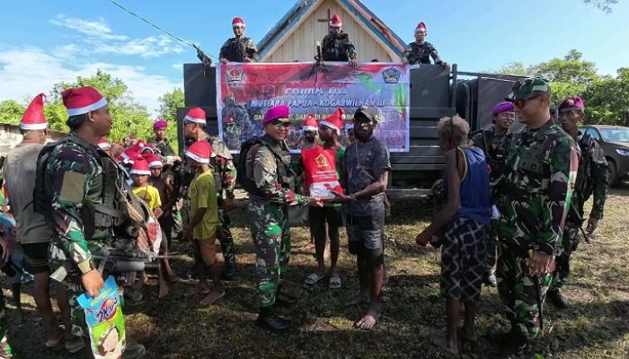 Satgas Pamtas Mobile RI–PNG Yonif 7 Marinir dan Kodim 1715/YHK Salurkan Bansos di Yahukimo Papua