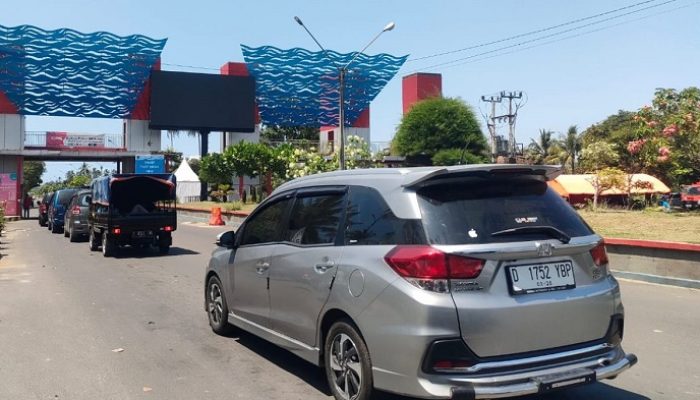 Libur Nataru, Antusiasme Wisatawan Padati Pantai Pangandaran 