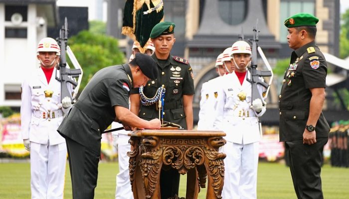Panglima TNI Serahkan Jabatan Kasad Kepada Jenderal TNI Maruli Simanjuntak