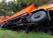 Tak Kuat Nanjak, Dua Truk Terguling di Tanjakan Batununggul Ciamis