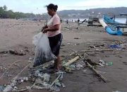 Hikmah Bagi Pemulung Dibalik Numpuknya Sampah di Pantai Pangandaran