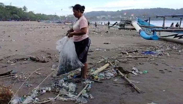 Hikmah Bagi Pemulung Dibalik Numpuknya Sampah di Pantai Pangandaran