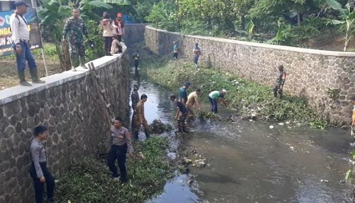 Jaga Lingkungan, Forkopimda di Banjar Lakukan Karya Bakti di Kawasan Pasar