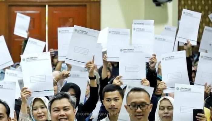 Bupati Dadang Supriatna Bagikan Ratusan Sertifikat Halal dan Haki bagi Pelaku IKM Kabupaten Bandung
