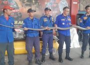 Petugas Damkar Banjar Tangkap Ular King Kobra Berukuran Tiga Meter di Rumah Warga