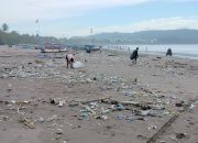 Dampak Cuaca Ekstrem, Tepi Pantai Pangandaran Dipenuhi Sampah Plastik