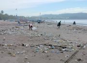 Dampak Cuaca Ekstrem, Tepi Pantai Pangandaran Dipenuhi Sampah Plastik