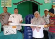 Fasilitasi Kegiatan Masyarakat, Pemdes Jajawar Kota Banjar Serahkan 50 Kursi dan 5 Meja