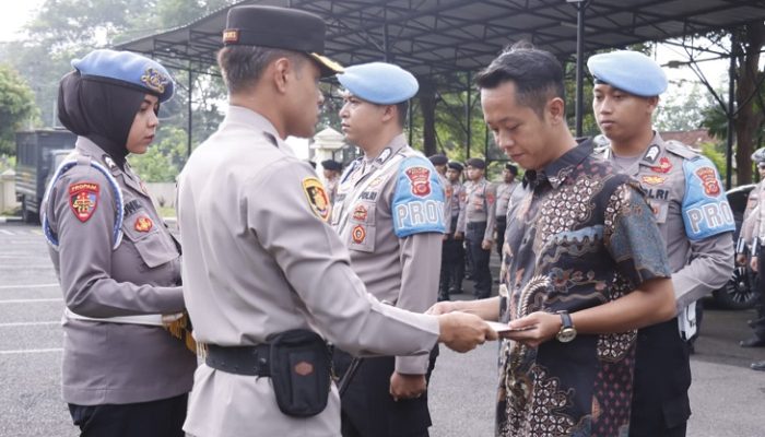 AKBP Danny Yulianto Pimpin Upacara PTDH Personel Polres Banjar
