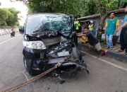 Diduga Sopir Mengantuk, Minibus Tabrak Truck yang Sedang Parkir di Bahu Jalan, 2 Orang Terluka Parah