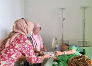 Meriahkan HUT PPNI Ke-50, RSUD Pandega Bagikan Takjil dan Bunga Kepada Pasien