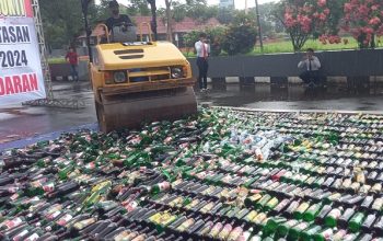 Jelang Lebaran 2024, Polres Pangandaran Musnahkan Ribuan Botol Miras