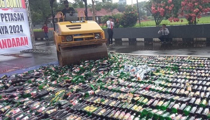 Jelang Lebaran 2024, Polres Pangandaran Musnahkan Ribuan Botol Miras