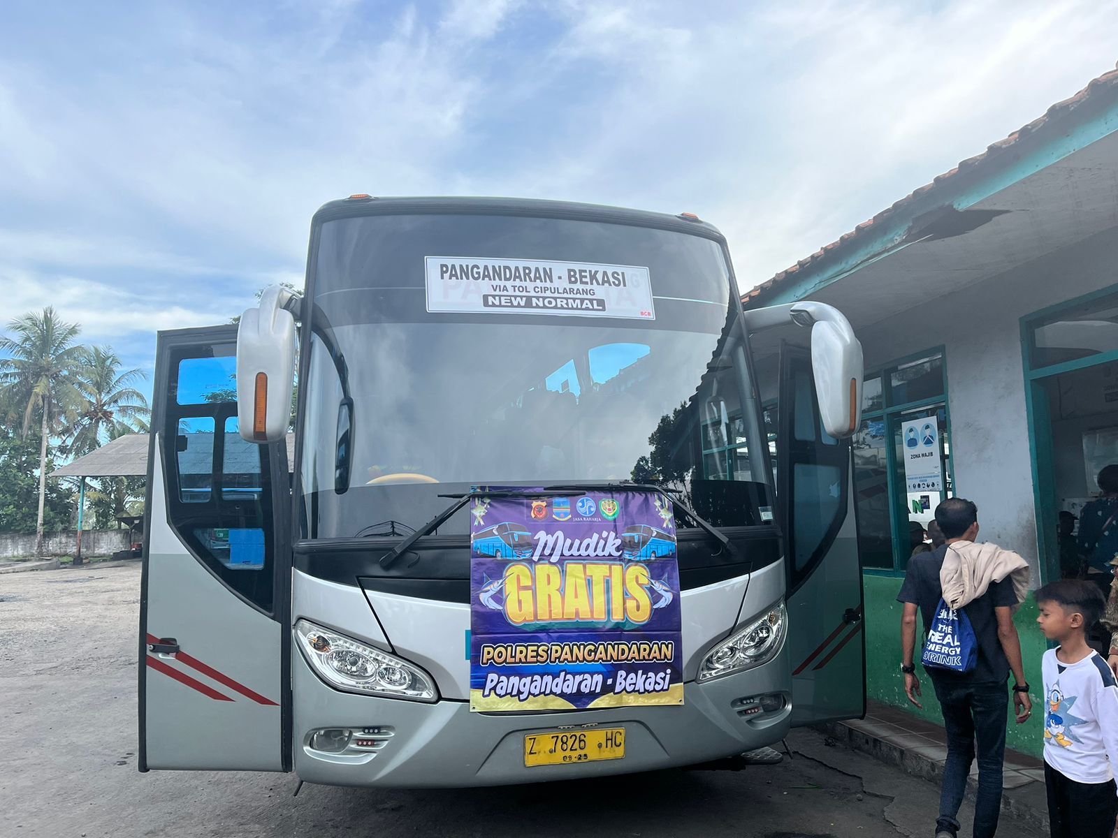 Mudik Gratis Polres Pangandaram: 100 Pemudik Pangandaran-Bekasi Telah Diberangkatkan 