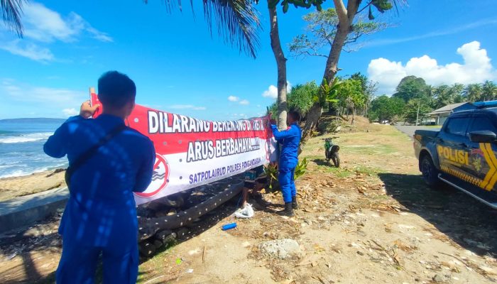 Jelang Libur Lebaran Satpol Airud Polres Pangandaran Pasang Spanduk Larangan Berenang di Sejumlah Titik