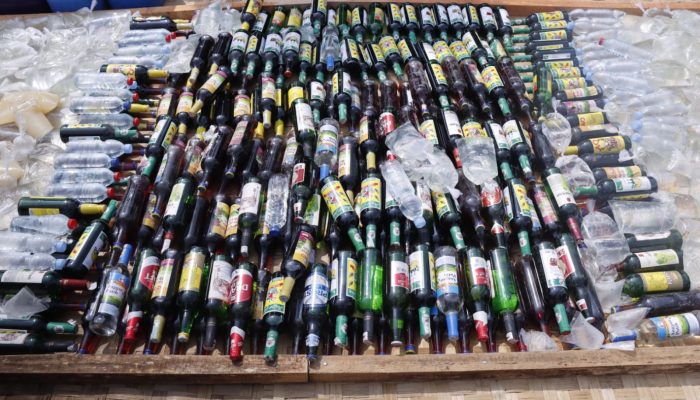 Ratusan Botol Minuman Beralkohol Serta Ratusan Ribu Butir Obat Terlarang Barang Bukti Dimusnahkan Kapolres Banjar, Forkopimda serta Tokoh Agama