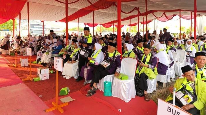 Pimpinan dan Anggota DPRD Ikut Lepas 432 Jemaah Haji Pangandaran