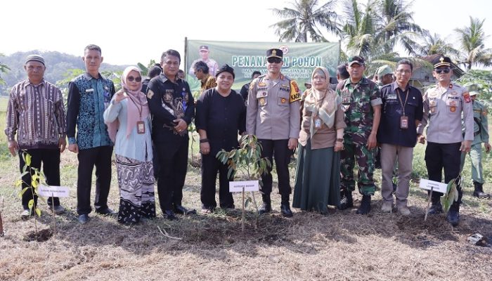 Penanaman Pohon Serentak di Banjar dalam Rangka Hari Bhayangkara ke-78