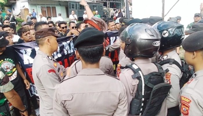 Eksekusi Lahan Memicu Protes Massa Hingga Terjadi Ketegangan di PN Kota Banjar
