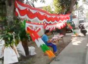 Jelang 17 Agustus, Pedagang Bendera Keliling Bertebaran di Pangandaran