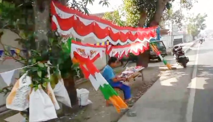 Jelang 17 Agustus, Pedagang Bendera Keliling Bertebaran di Pangandaran