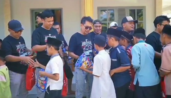 Komunitas Mobil idGV Berbagi Kasih dengan Ratusan Anak Santri di Pangandaran