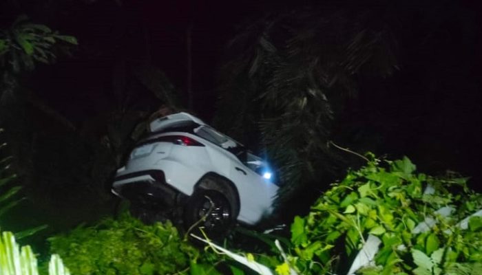 Hilang Kendali, Toyota Fortuner Masuk Jurang di Pangandaran