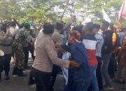 Ratusan Massa Baku Hantam dengan Aparat di Kantor KPU Kota Banjar, Dua Orang Dilaporkan Tewas