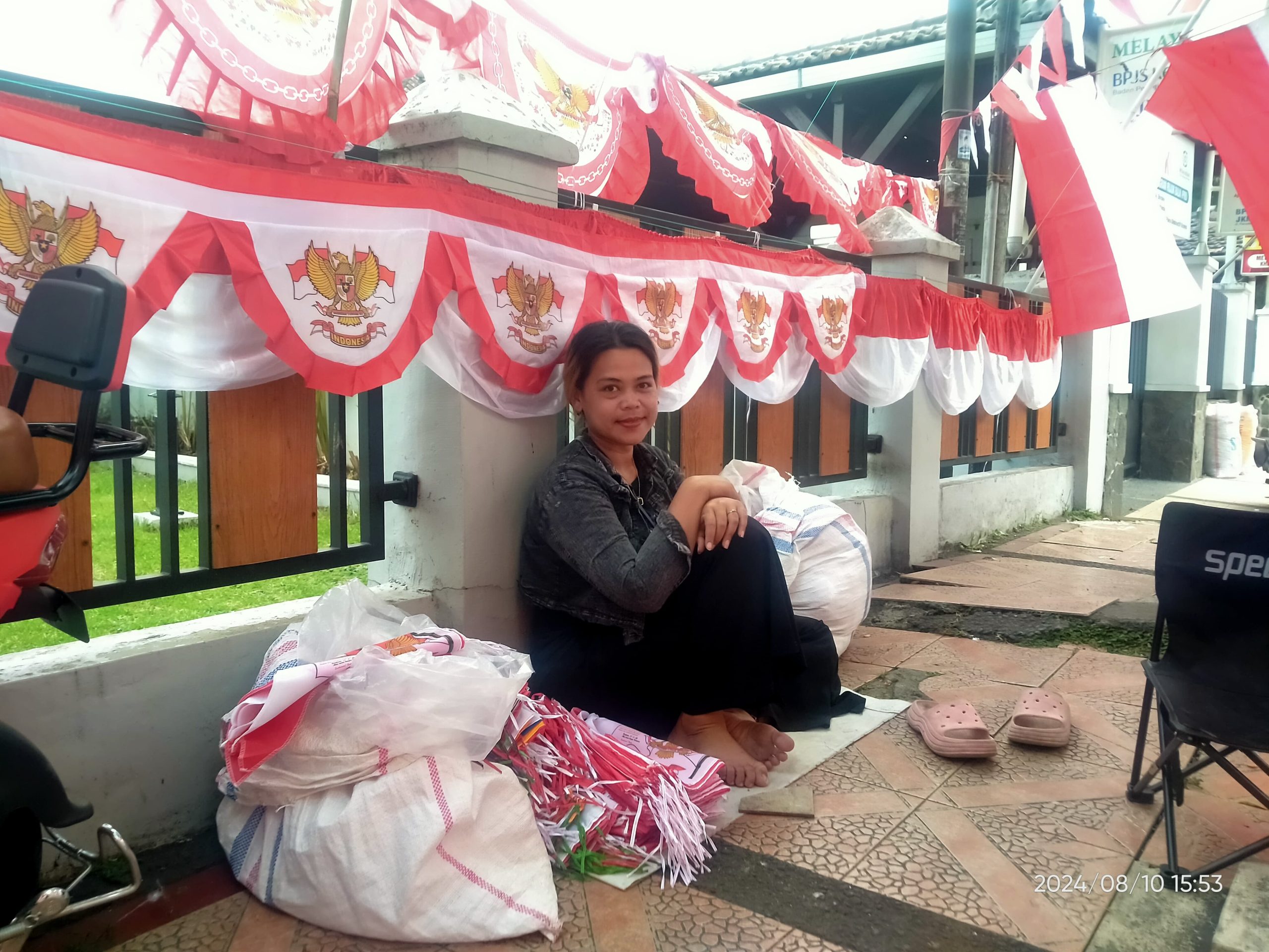 Penurunan Omset Pedagang Pernak-Pernik HUT RI ke-79: Leni Mengungkapkan Tantangan Tahun 2024