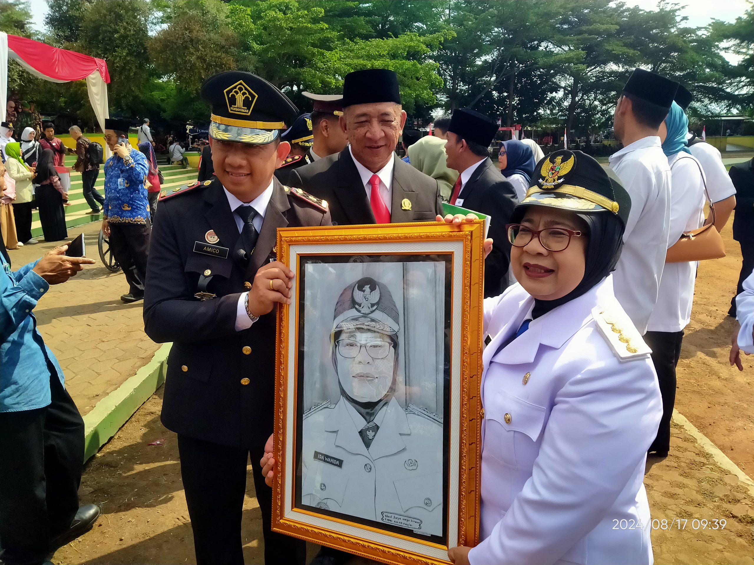 Pemberian Cinderamata warnai penyerahan SK remisi bagi dua warga binaan.