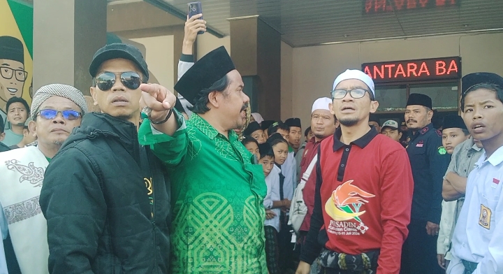 Mediasi Gagal, Massa Mengamuk: Dugaan Persekusi Terhadap Kyai Ujang