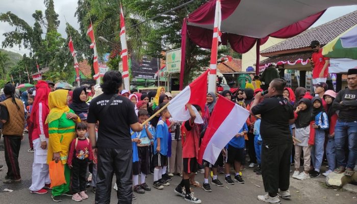 Antusiasme Warga Kujangsari dalam Perayaan Menyambut HUT Kemerdekaan RI ke-79 dengan Jalan Sehat