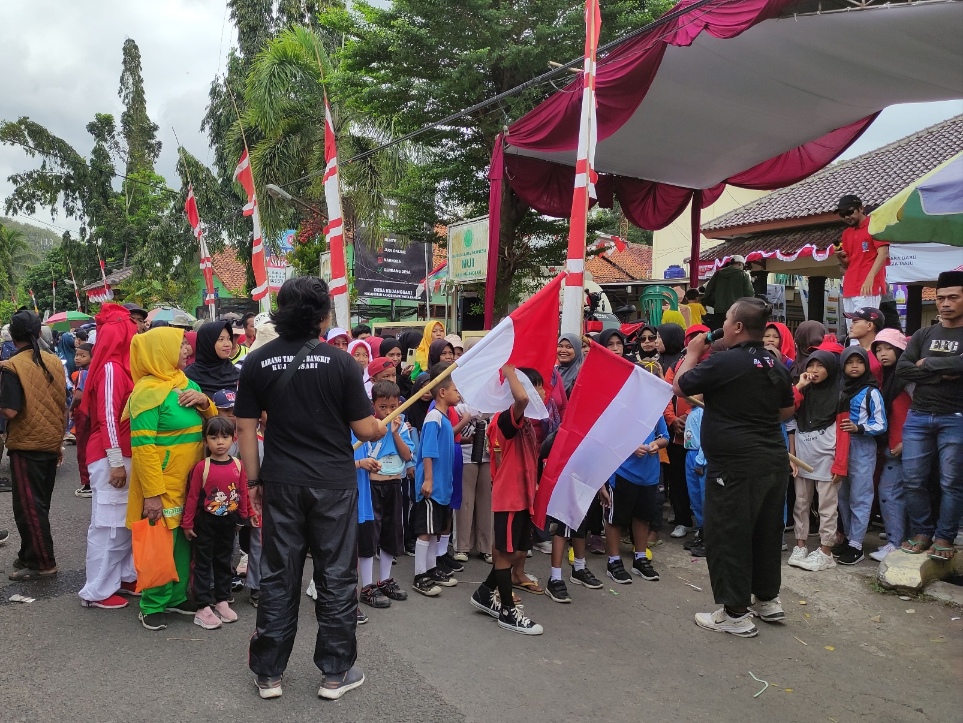 Antusiasme Warga Kujangsari dalam Perayaan Menyambut HUT Kemerdekaan RI ke-79 dengan Jalan Sehat