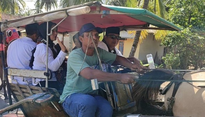 Daftar ke KPU, Pasangan Citra-Ino Naik Delman dan Diantar Ribuan Pendukung