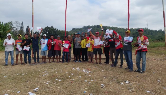 Lapangan Merpati Alba Semarak dengan Lomba Adu Ketangkasan di Desa Sukamukti