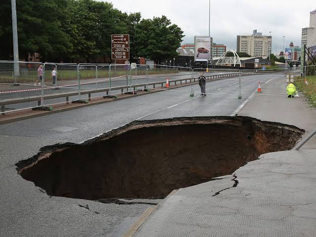 Fenomena Sinkhole di Malaysia dan Korea Selatan: Apa yang Sebenarnya Terjadi?