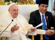 Paus Fransiskus Tiba di Indonesia: Sambutan Hangat dan Penuh Haru