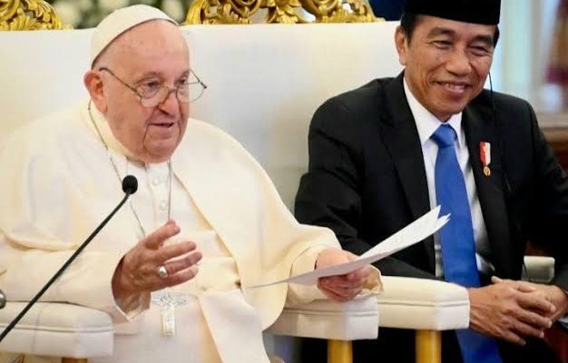 Paus Fransiskus Tiba di Indonesia: Sambutan Hangat dan Penuh Haru